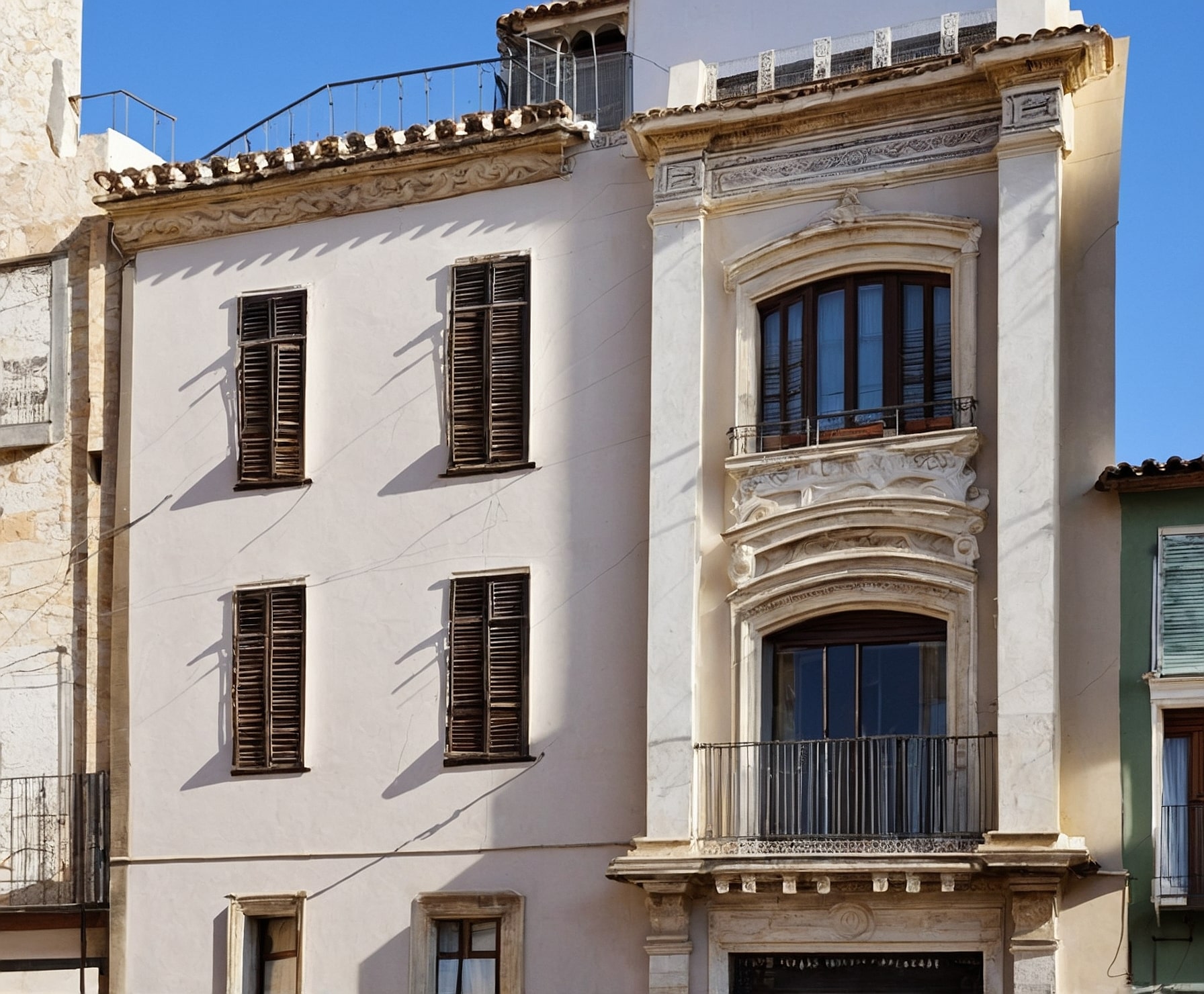 Fachada histórica con técnica de pintura moderna.